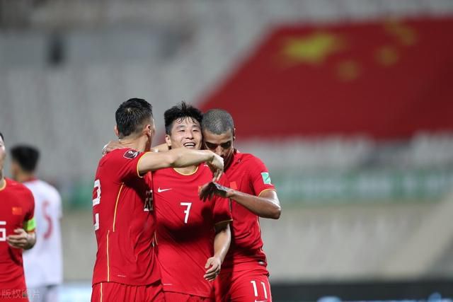 在极乐之宴上，高力士要求李白给杨玉环写一首诗，当李白写完，杨玉环来到李白面前向他致谢的时候，李白却说;这诗不是为杨玉环写的